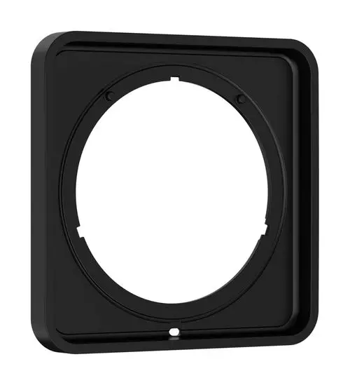 Schwarze Verlängerungsrosette mit runder Aussparung, passend für Hansgrohe Produkte. Die Roßette hat eine flache Bauform und ist für Wandmontage geeignet.